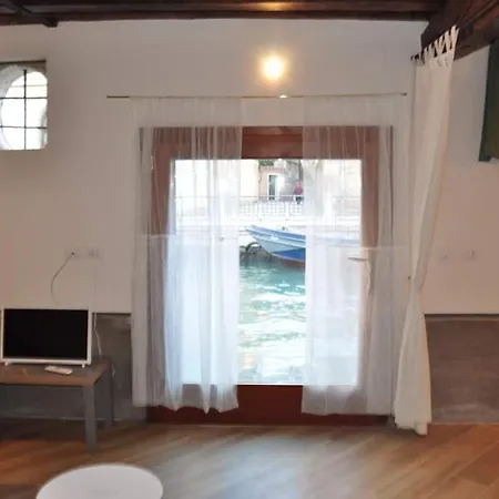 Canal View Apartment *