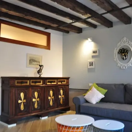 Canal View Apartmán *